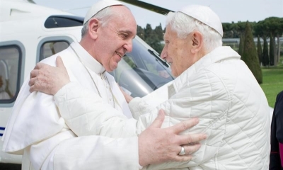 Benedicto XVI, de 92 años, expresó su opinión en un libro escrito con el cardenal ultraconservador Robert Sarah