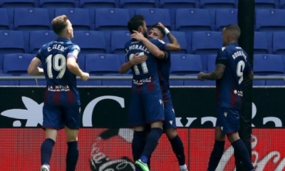 Los jugadores del Levante celebran el segundo gol frente al Espanyol. | EFE