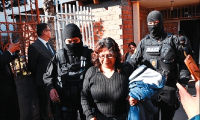 Momentos en que una funcionaria de salud es aprehendida por los agentes de la Felcc de La Paz. Foto: El Deber