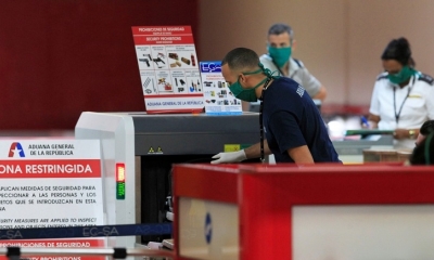 Personas con mascarillas en el Aeropuerto internacional José Martí de La Habana, 11 de marzo 2020.