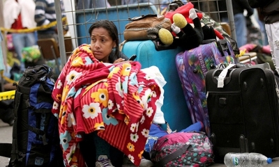 Migrante venezolana espera para registrar entrada a Ecuador en Rumichaca