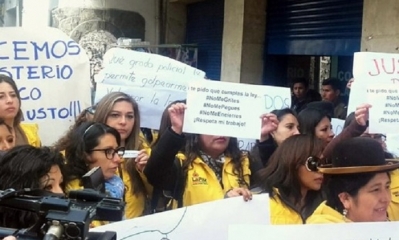 La protesta fue frente a la Fiscalía. Foto: ERBOL