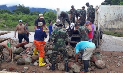 Militares ayudan ante la crecida de aguas en Yacuiba. 
