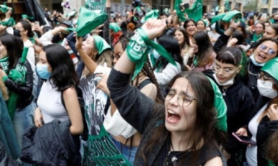 Mujeres celebran la decisión de la Corte Constitucional de aprobar la despenalización parcial del aborto.