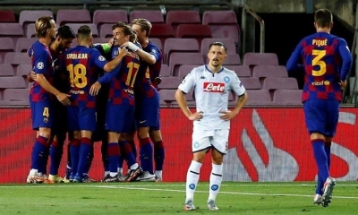 Los jugadores del FC Barcelona celebran el segundo gol de su equipo, marcado por Leo Messi, ante el Nápoles. | EFE