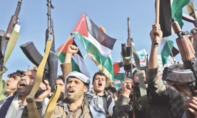 Yemen. Manifestantes armados gritan consignas contra Israel durante una marcha en apoyo a los palestinos tras las explosión en un hospital en Gaza.