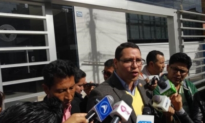 El senador Edwin Rodríguez y el diputado Tomás Monasterio en conferencia de prensa en puertas de la Fiscalía Departamental. 