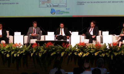 Óscar Barriga y representantes de empresas en el foro en Santa Cruz/Foto. TC