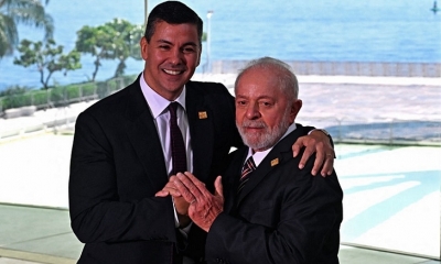 Luiz Inácio Lula da Silva (derecha), le da la mano a Santiago Peña (i), antes de la cumbre