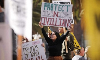 Manifestantes en Los Ángeles, California, se oponen a cualquier participación militar estadounidense en Medio Oriente.
