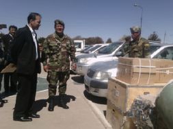 Gral. Galindo haciendo entrega al Lic. Soto, los vehículos incautados y mercadería ilegal.