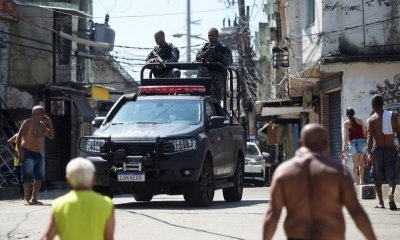 Foto del miércoles de una patrulla policial en la favela de Jacarezinho durante una operación contra el delito en Rio de Janeiro.