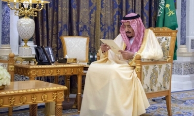 El rey Salmán de Arabia Saudita lee un documento mientras recibe a dos de sus embajadores en el palacio de Riad. Foto Ap