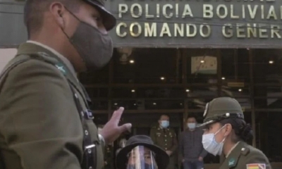 Policías forman parte del personal de primera línea.