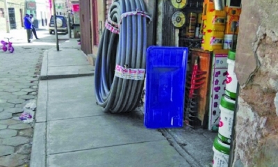 Los negociantes utilizan a personas fuera de las tiendas 