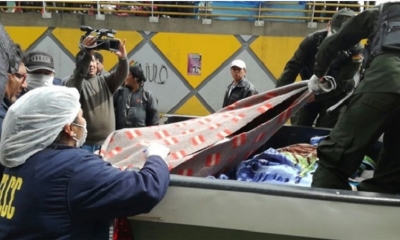 La Policía hizo el levantamiento de los cadáveres.