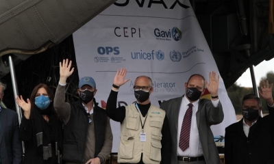 Al aeropuerto de El Alto llegó la tarde de este domingo el primer lote de vacunas contra el COVID-19 del mecanismo de donación COVAX. Son 228.000