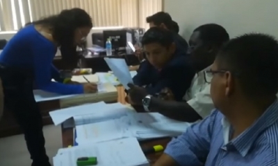 Activistas se encuentran fuera de la audiencia/Foto. Captura de pantalla 