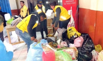 Voluntarios ordenan la ayuda para indígenas. 