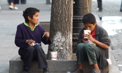 Se bañan en una fuente de agua, tienen entre 5 y 10 años. Los menores están olvidados por sus padres y las autoridades.