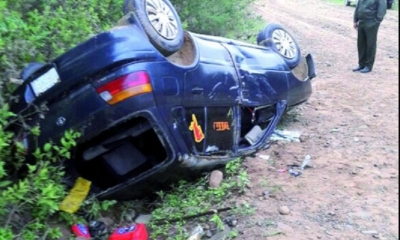 Los supuestos ladrones se llevaron este auto, lo volcaron y se dieron a la fuga.