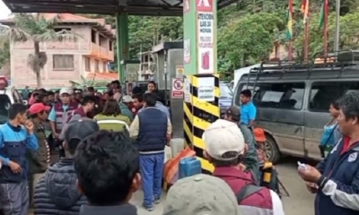 Muchísima gente hace cola en uno de los surtidores de Chulumani. Foto: captura video FM Bolivia