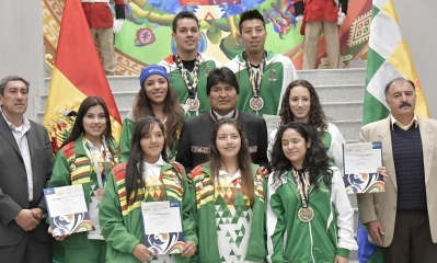 Evo Morales con los medallistas/Foto. ABI