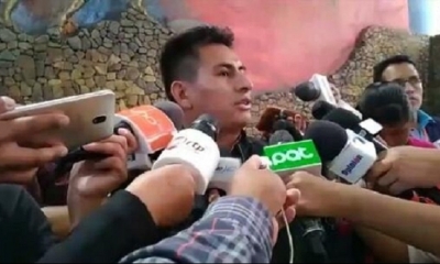 El secretario de Comunicación del MAS, Gualberto Arispe, brinda declaraciones a la prensa. 