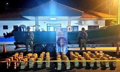 Personal del Servicio Nacional Aeronaval de Panamá muestra la droga interceptada.