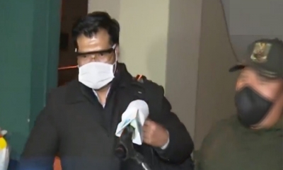 Juez 11avo de Instrucción en lo Penal Hugo Huacani custodiado por la Policía.Foto/Captura Btv