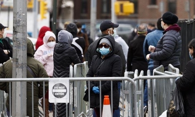 Varias personas hacen fila para una revisión médica en un hospital de Queens, en Nueva York. | EFE