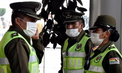 Oficiales de policía en el aeropuerto internacional de la capital de Bolivia, La Paz.