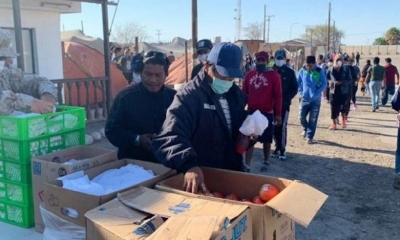 Los bolivianos varados en la frontera reciben alimentos. TWITTER