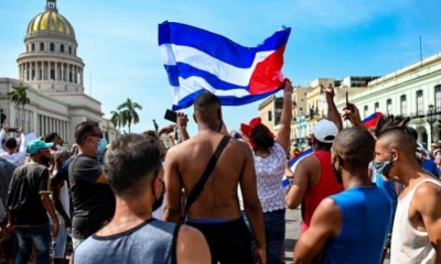 Los cubanos son vistos fuera del Capitolio de La Habana durante una manifestación contra el gobierno del presidente cubano Miguel Díaz-Canel 
