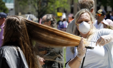 Randi Bates se corta el pelo durante la protesta 