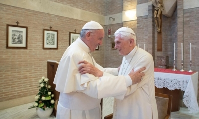 El Papa Francisco junto con el Papa emérito Benedicto XVI en el Vaticano, en un encuentro en junio de 2017. /AP