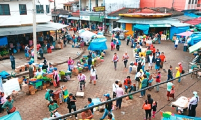 Se niegan a dejar las áreas públicas, aduciendo que no hay venta en el nuevo mercado minorista. Foto: El Deber