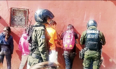 Efectivos policiales que transitaban por el lugar observaron a menores de edad que estaban fumando en el lugar