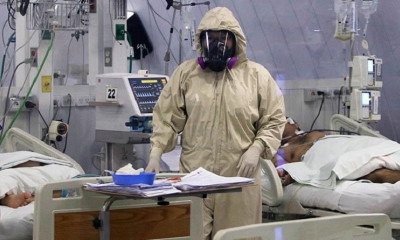 Médicos atienden pacientes con Covid-19 en el país. | EFE