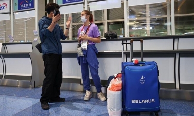 La atleta bielorrusa Krystsina Tsimanóuskaya en el aeropuerto de Tokio. | @GEDV86