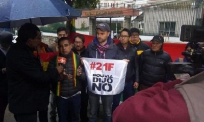 Un grupo de jóvenes se apostó en puertas del ente electoral para presionar por la inhabilitación de Morales