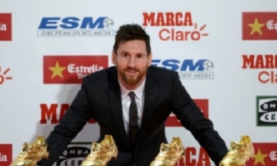 Lionel Messi posa con sus cuatro Botas de Oro tras recibir la última, este viernes 24 de noviembre en Barcelona