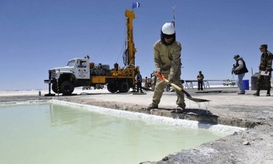 Trabajos de extracción de litio en el salar de Uyuni.