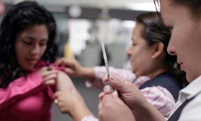 Los trabajadores de salud suministran una vacuna contra el sarampión en México. Foto: Reuters