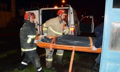 Bomberos retiraron el cuerpo de la anciana asesinada.