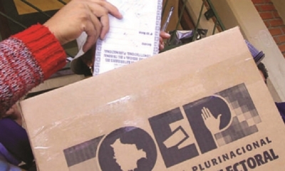Una persona emite su voto en elecciones anteriores. / Foto: Archivo