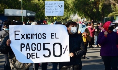 Una protesta de padres de familia exige el descuento del 50 por ciento en las pensiones escolares. | Carlos López