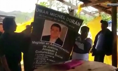 El momento en que Juan Michel hermano del candidato por el Consejo de la Magistratura entrega un banner.