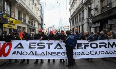 Los manifestantes participan en una protesta convocada por los sindicatos policiales en Madrid. | AFP