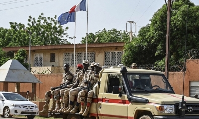 Una patrulla de la Policía Nacional de Níger pasa por delante de la Embajada de Francia en Niamey, el 28 de agosto de 2023.